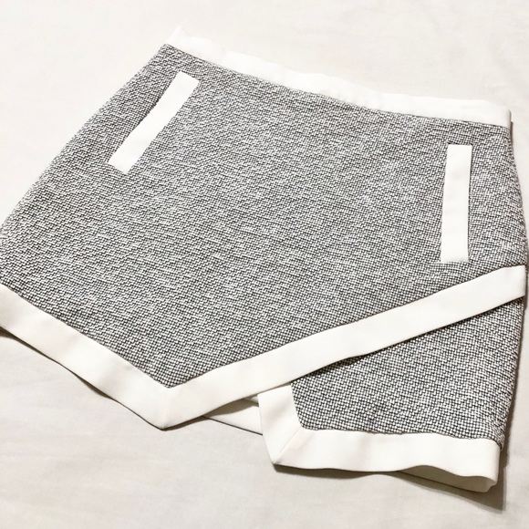 Banana Republic Asymmetric Dressy Gray/White Square Textured Mini Skirt - Size 4 - Picture 3 of 16